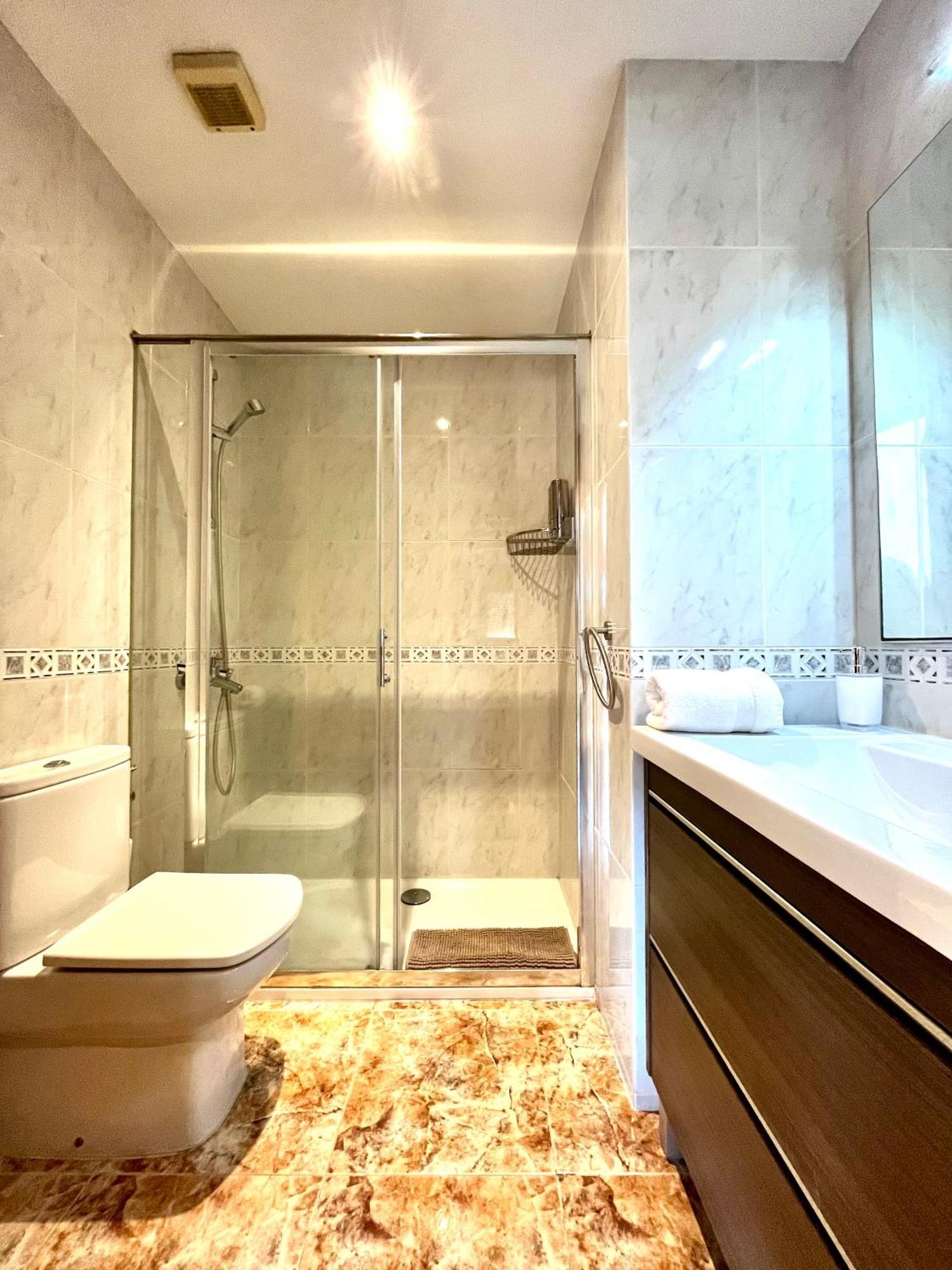 Amplio Apartamento, 5 Camas Sant Esteve Sesrovires Zewnętrze zdjęcie