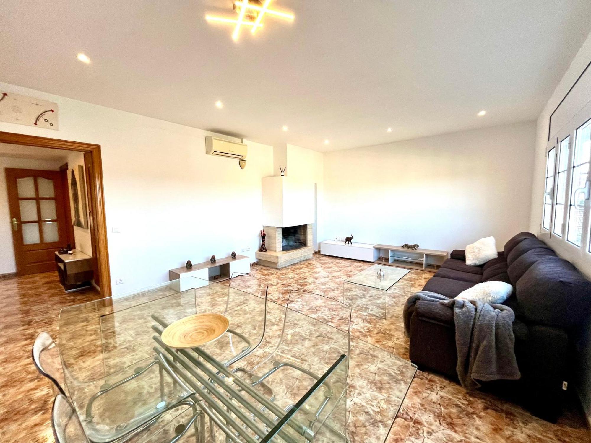 Amplio Apartamento, 5 Camas Sant Esteve Sesrovires Zewnętrze zdjęcie